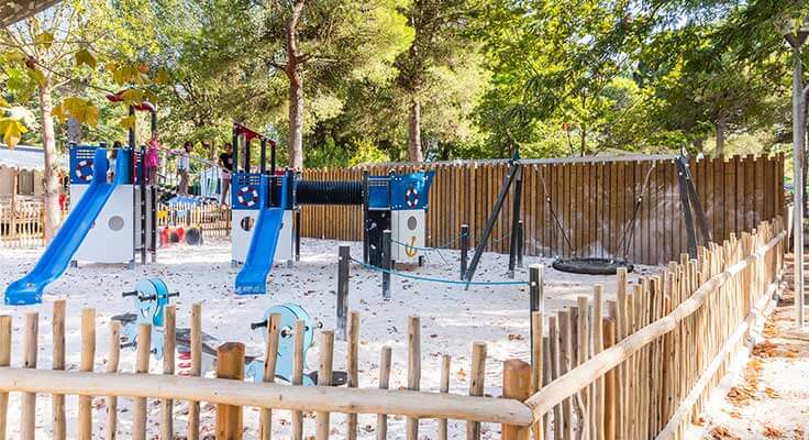 aire de jeux pour les enfants au camping les Peupliers