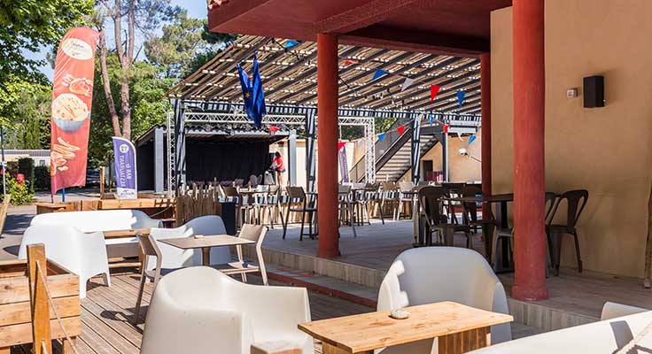 Vue sur la scène depuis la terrasse du restaurant snack